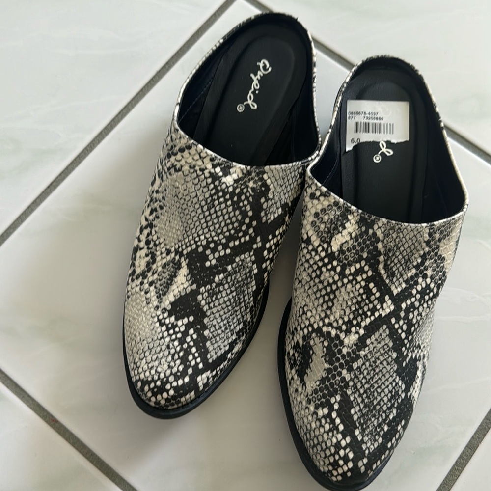 New woman snake/leopard slipper